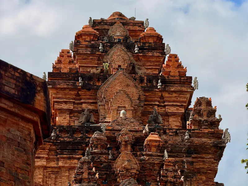 Крупный план древней кирпичной резьбы и каменных статуй на вершине Чамских башен Понагар в Нячанге.