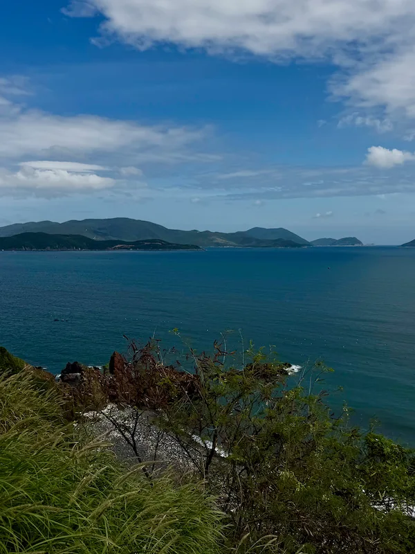 Вид на Северные острова и залив Нячанг с возвышенности, Вьетнам.