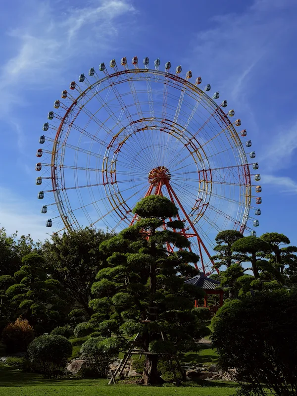 Колесо обозрения Vinpearl Sky Wheel в парке развлечений VinWonders, Нячанг, Вьетнам — вид из японского сада.
