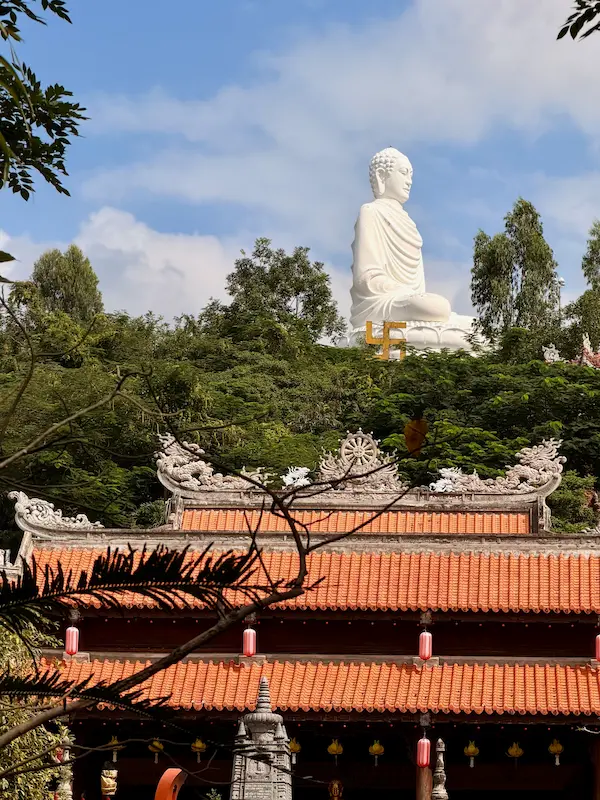 Пагода Лонг Шон в Нячанге: вид на статую Белого Будды из-за крыши главного храма с драконами