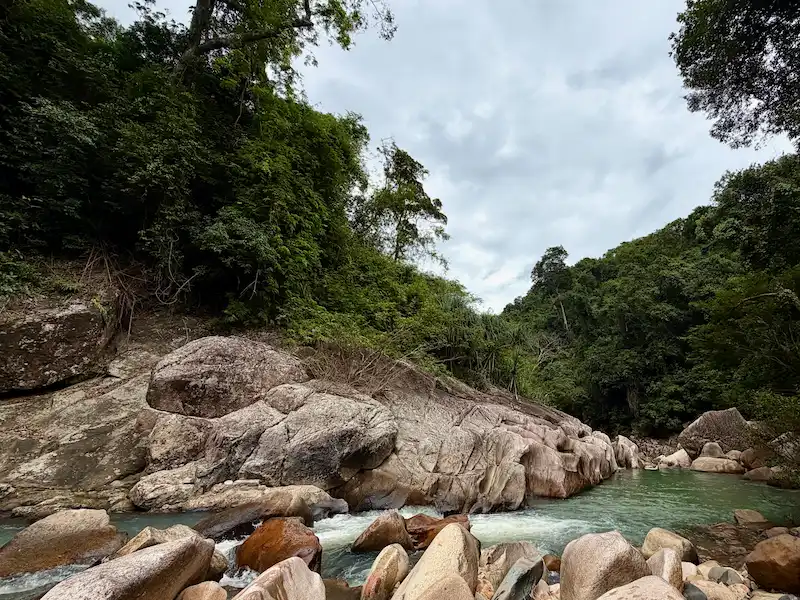 Прохладная горная река, протекающая сквозь массивные гладкие скалы и густые тропические джунгли на водопадах Ба Хо (Ba Ho) недалеко от Нячанга, Вьетнам