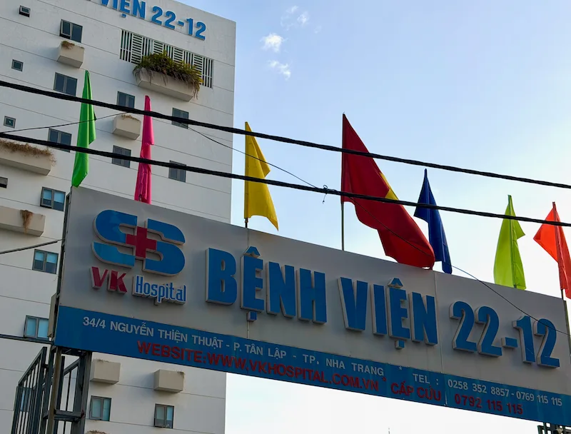 Крупная информационная вывеска клиники VK Hospital (Bệnh viện 22-12) на улице Nguyễn Thiện Thuật в центре Нячанга, Вьетнам
